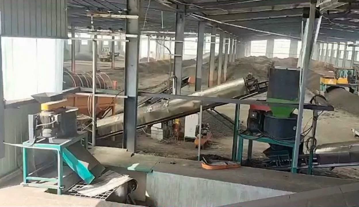 蚯蚓糞有機肥生產線現場,詳情咨詢請前往主頁